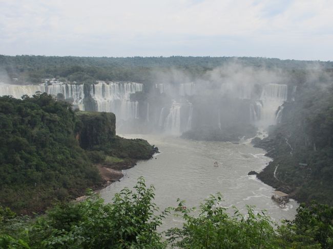 　遊歩道を下っていくと、突然アルゼンチン側の滝が見えて来ました。<br />左側にあるのがサン・マルティン島。