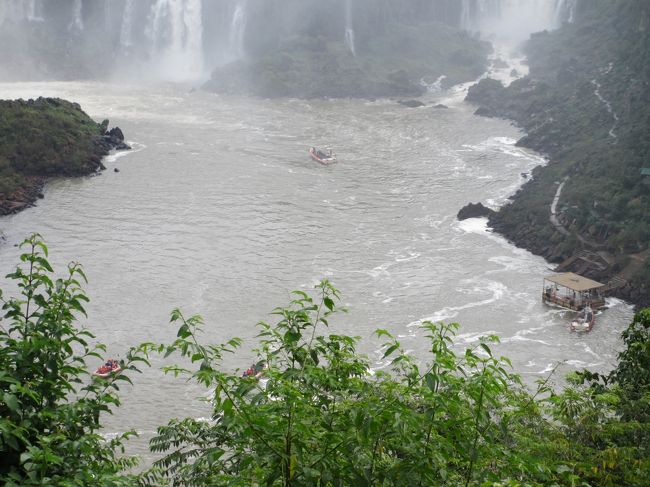 　右下にボート乗り場が見えます。<br />ボートツアーも見えます。<br />皆さんずぶぬれでしょうね。