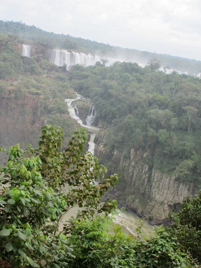 １本の滝があるけど木で隠れてしまいました。<br />残念。<br />滝の名前を聞いたけど、何だったかな。<br />ガイド本を見ても滝の名前までは書いてありませんね。