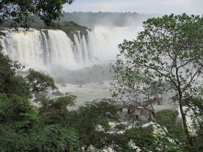 滝の上にある遊歩道が見えて来ました。