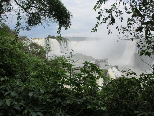 滝の先端まで伸びる遊歩道と展望台が見えます。