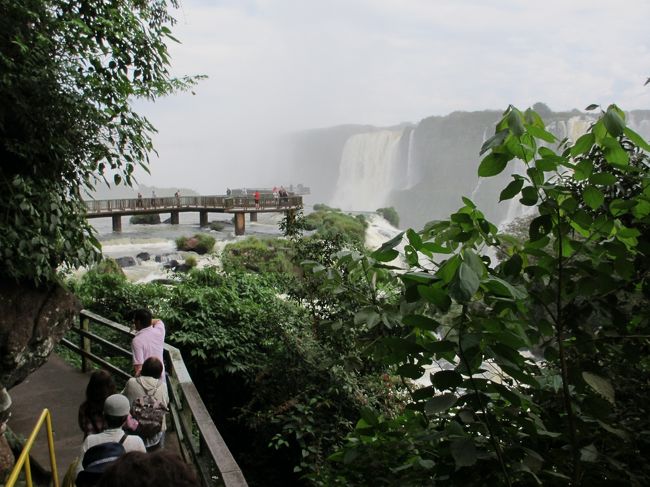 　遊歩道に向かってスロープを降ります。<br />展望台の奥が悪魔ののど笛です。
