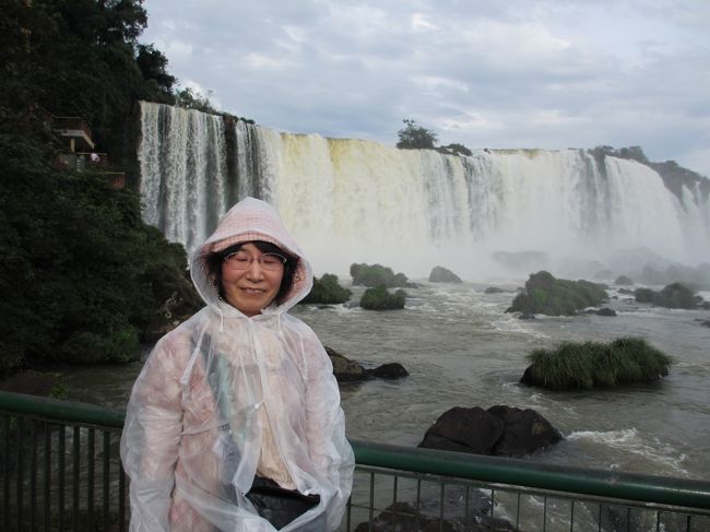 　ガイドさんが滝の上の遊歩道を歩くのなら水しぶきを浴びるのでレインコートを着た方がいいですよ、とのことで再度着ました。<br />お腹周りのボタンは壊れたので閉まりません・・・。