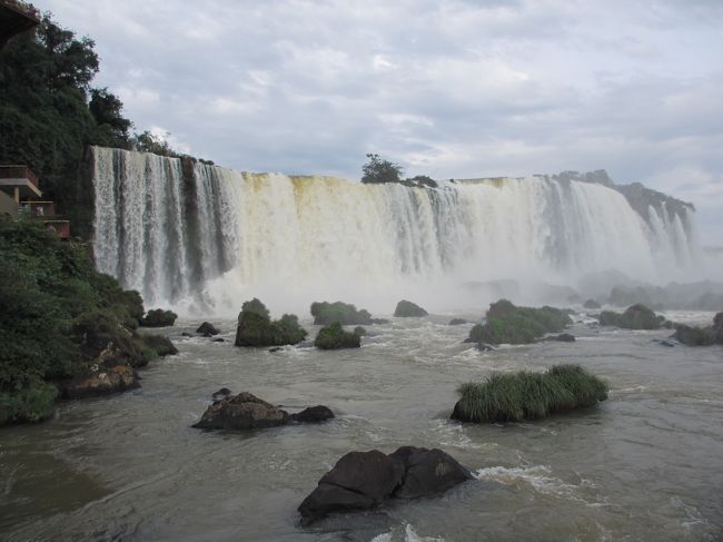 　悪魔ののど笛につながるブラジル側の滝