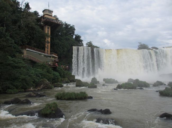 　滝のすぐそばにはエレベーターの建物があります。<br />ブラジル側の滝