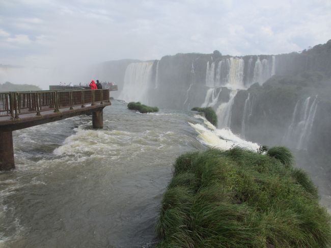 　遊歩道が見えます。<br />右側に見える滝はアルゼンチン側です。<br />奥が悪魔ののど笛です。