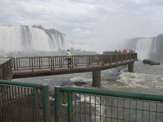 　私も遊歩道の先端に行って見ましょう。<br />真中の奥あたりが悪魔ののど笛。<br />右側がアルゼンチン側、左側がブラジル側の滝
