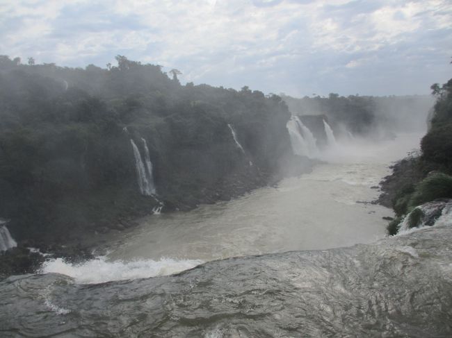 　こちらは滝の下流方面。<br />左手はアルゼンチン側です。