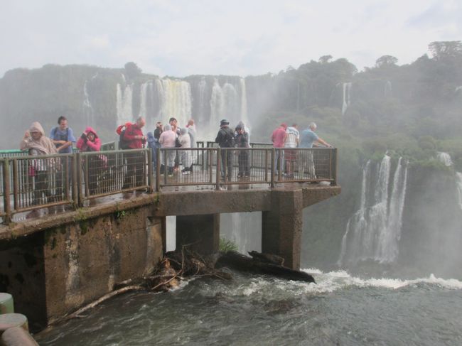 　遊歩道の先端。<br />向こうはアルゼンチン側。