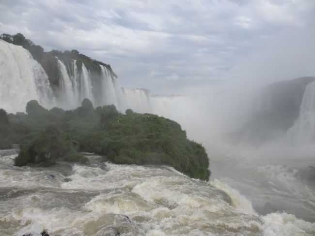 　<br />　悪魔ののど笛の方向。<br />白く煙って良く見えませんね。<br />左手がブラジル側。<br />