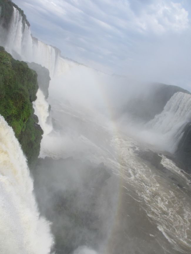 　手前に虹が見えます。　<br />奥に悪魔ののど笛が見えますね。