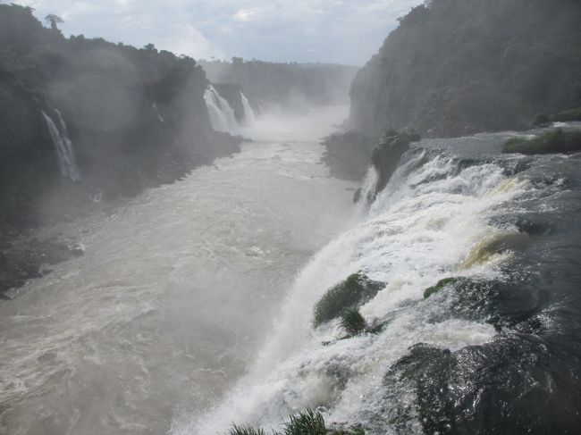 　こちらは展望台すぐそばを落下する所。<br />左側はアルゼンチン側です。