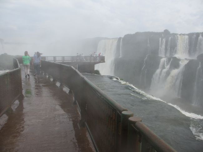 　もう一度遊歩道の先端を見る。