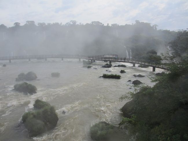 　少しづつエレベーターの建物に向かうので昇り坂を上がっています。<br />ちょっと川面が遠くなってきました。