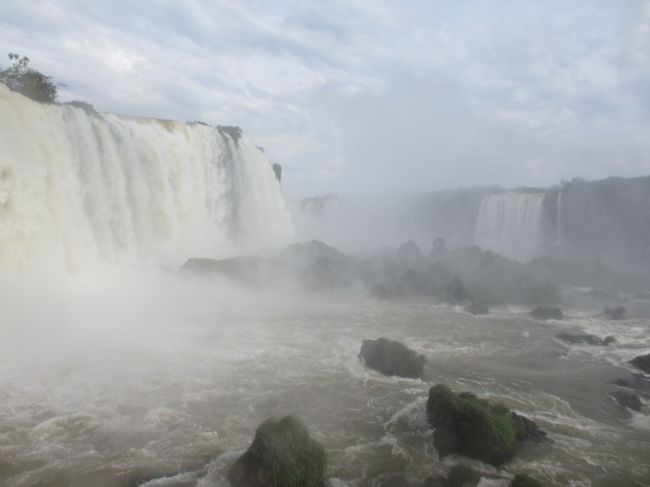 　ブラジル側の滝に近づいたので水しぶきで白くなりました。