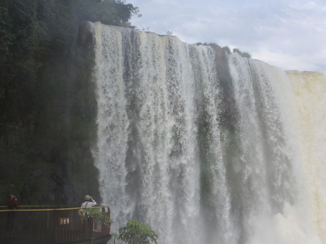 　エレベーターの建物のすぐそばの滝。<br />滝の一番端。