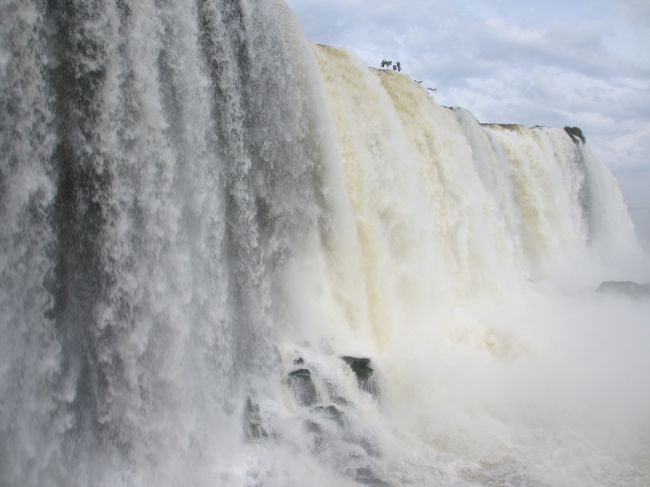 同じ場所に立って見ていましたが、上の写真と比べると同じ流れでも微妙に水の量が違いますね。<br />今の方が水が若干多いですね。