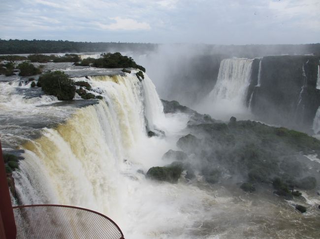 ブラジル側の滝も結構な水量ですね。