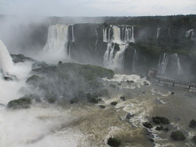 手前がブラジル側で上の写真の滝が落ちる所です。<br />先ほど歩いた遊歩道が見えます。<br />奥がアルゼンチン。<br />左手（写っていませんが）が悪魔ののど笛です。