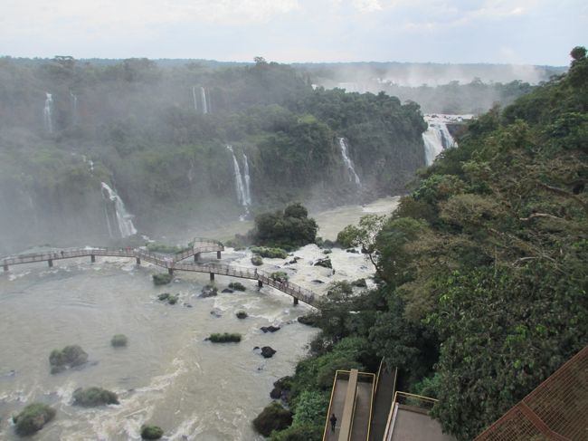 　先ほど歩いた遊歩道と下流。<br /><br />下流も奥の方に水煙が上がっているのが見えます。