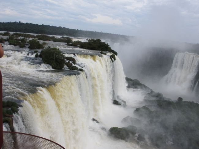 　エレベーターの建物からもう少し滝の方に行くとバスの終点があります。<br />多分ここからも悪魔ののど笛が見学できるのでしょうが私たちはエレベーター前からバスに乗りました。　<br /><br />　ブラジル側の遊歩道散策は１時間半でした。<br /><br />　イグアスの滝をアルゼンチン側、ブラジル側から、空からと３方向から<br />見る事が出来てとても良かったです。<br /><br />　残るボートツアーで滝に突進と、3カ国国境の展望台も行けば完璧だったかな。