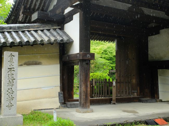 入口はこんな感じで、とってもこじんまりしています。<br />人もほとんどいないなぁ。