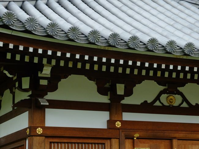 門跡寺院だから、あちこちに菊の紋があります。