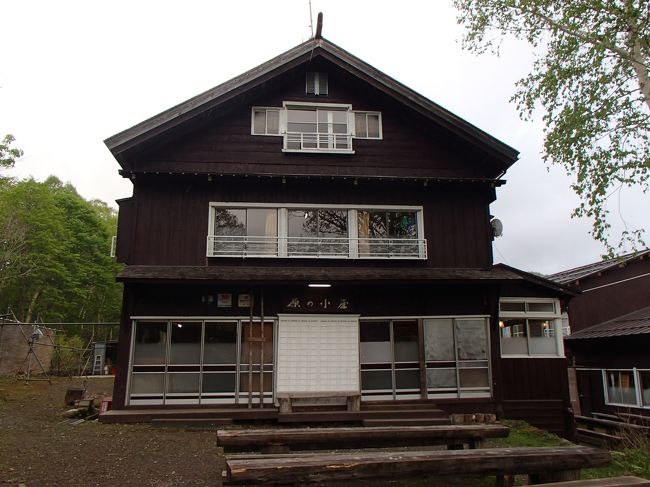 今晩のお宿<br />　見晴の　《原の小屋》<br /><br />鍵もなく　畳の部屋には　お布団が畳んで置いてありました。<br />時間になれば　自分たちで敷きます。<br /><br />運よく　二人部屋（4〜6人くらい詰められてました）だったので<br />敷布団の余ったのを　数枚敷き　寝られました。<br />枕は　小さくて　固い（泣）・・・<br />疲れているはずなのに…　全然　眠れなかった（辛）