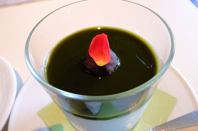 さて、奈良公園に戻ってきました。今日はスイーツを食べに「吉野本葛　黒川本家」さんへ。ＴＶでみたブラマンジェがどうしても食べたくて。これは抹茶ですが、テイクアウトできると聞き、ラズベリーとブルーベリーを購入。楽しみ楽しみ。<br /><br />あれっ、そういえば今日も昼飯食べてなかった。<br /><br />