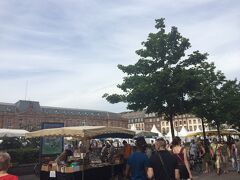 ホテル前の広場。