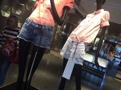 ホテル横にあるデパートへ。
マネキンの足が細い〜〜。