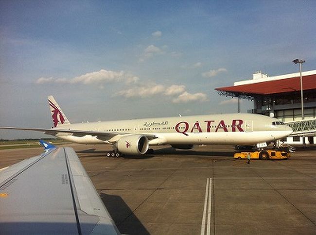 ラオス航空ビエンチャン行きは1時間のフライト。<br /><br />隣に駐機していたカタール航空の機体に乗って中東いきたい...<br />去年の今頃は湾岸弾丸旅行で誰も歩いてないクウェートでとぼとぼ歩き、唯一の見どころクウェートタワーがクローズしてたのを思い出した。もうオープンしたのかな？6月の湾岸、本気で暑すぎた！<br /><br />いつものようにビアラオ飲みながら、来週末の旅の妄想開始。<br />次回はホーチミン！
