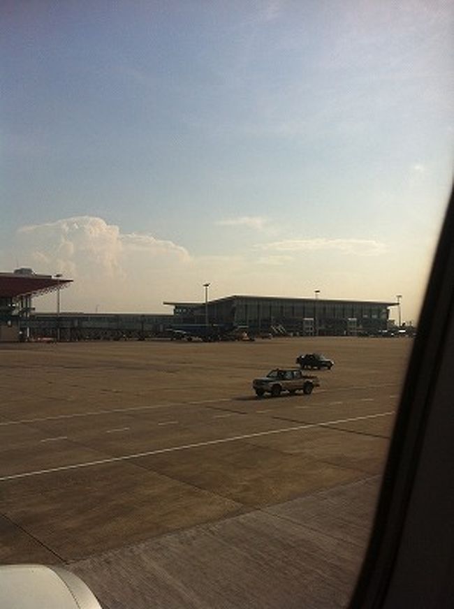 タクシーで市内から40分ほどで空港着。<br /><br />チェックインの時にVNのラウンジ使えるか聞いてみるとダメとのこと。<br />ちょうどデルタ航空のステータスマッチキャンペーンでスカイチームの上級会員資格をもらえていたのたけど、復路がラオス航空運航（コードがQV）なので、VNかQVの上級会員とビジネスクラス乗客だけ。<br /><br />プライオリティパスの使えるラウンジもなし…。<br /><br />もう一つの共同ラウンジに行くと20ドル払えば入れるよ、と言われたけどその価値はなさそうだし。<br /><br />1時間ちょっとなのでベンチで本読みながら時間つぶした。<br /><br />ぼーっとしてたらゲート番号が変わっててファイナルコールで滑り込む。<br /><br />敷地内の隣にある新ターミナルには日本のゼネコンの旗があったけどいつオープンするのだろう？？