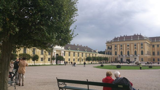 先ほどのお二人がまだベンチに！<br /><br />心和む良い風景ですね〜☆<br />