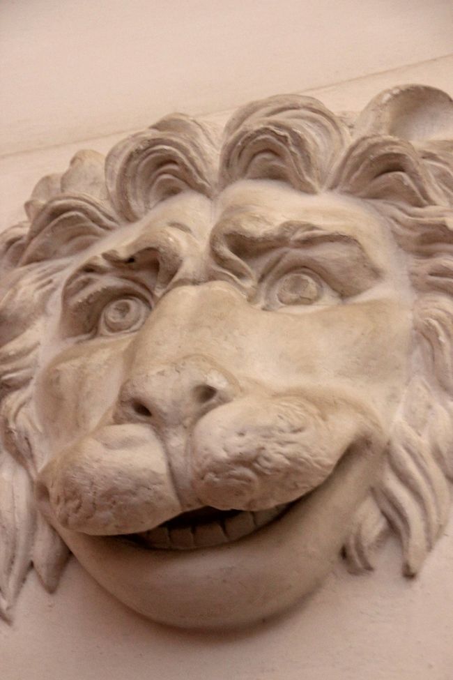 階段のちょっとひょうきんな獅子像