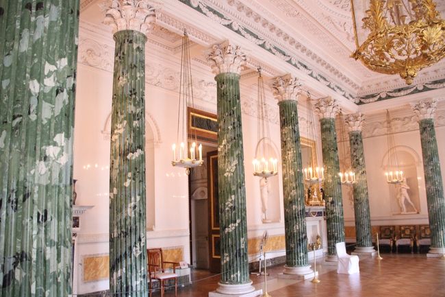 コリント式のグリーンの円柱が見事な「ギリシャの間」