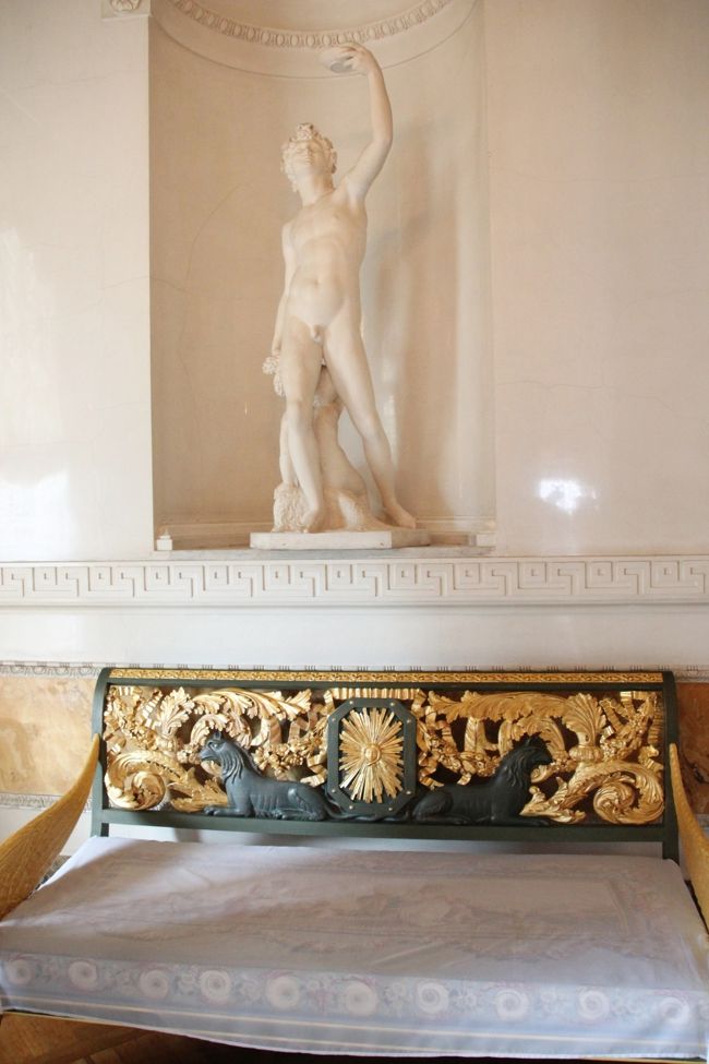 「ギリシャの間」の豪華な背もたれのイスとギリシャ風の少年像