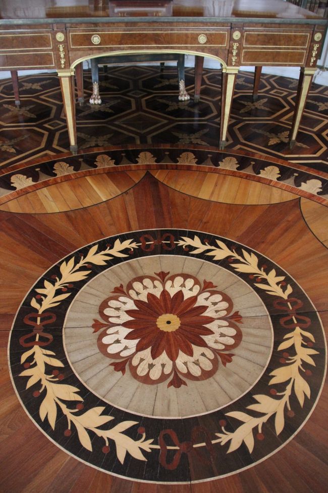 美しい寄せ木細工の床