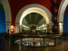 クイーン・ビクトリア・ビルディング(Queen Victoria Building, QVB)。

初めてシドニーに来たときから、ちょくちょく足を運んでいます。
お店の顔ぶれは、だいぶ、変わりましたね。
カンタベリーも、いつの間にか、撤退しちゃったし。