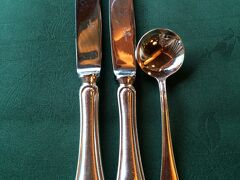 折角なので１７：３０オープンに予約したところ

窓際の席でした