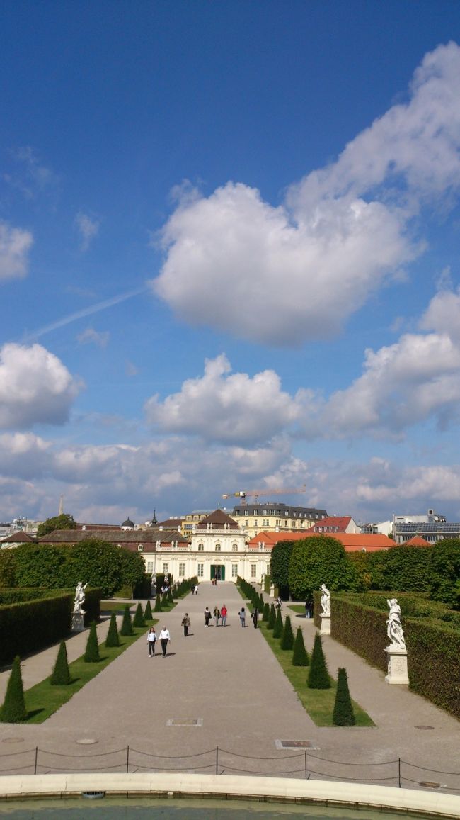 正面の下宮へはまだ遠い・・・。