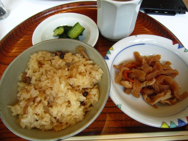 私は≪ほたて強飯定食　570円≫<br />干し貝柱としめじを使い、 醤油と一緒に貝柱の戻し汁で炊き込んだほたて強飯。<br />副菜、漬け物、お茶を添えられています。<br /><br />