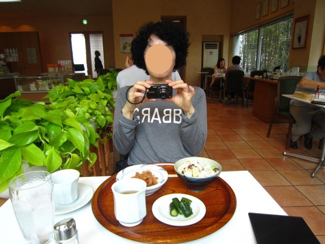 そろそろお昼。。。通りかかった、≪六花亭　百合ヶ原店≫<br />こちらは喫茶室があり、お得な価格でランチが頂けます♪<br /><br />かずちゃんママは≪十勝強飯定食　520円≫<br />六穀（白花豆、大豆、小豆、金時豆、黒豆、枝豆）をたっぷり混ぜ込み、ふっくらと炊き上げた十勝強飯。