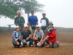 「棒ノ嶺」山頂は、標高969ｍ。
天気が良ければ眺望を楽しめますが、雨が上がっただけでも良しとしましょう。