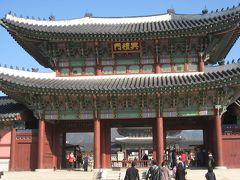 【景福宮（キョンボックン）】へ来ました。
タクシーは正面でなく、横の通りで降ろされただけでした。

景福宮...朝鮮王朝の始祖である李成桂が1395年に建設した最初の王宮