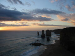 12人の使徒（The Twelve Apostles）

GOR最大の見所、超有名スポットです。元々12あったかどうかは知りませんが、キリストの12人の使徒になぞらえて命名された奇岩群です。近年では9つの岩となっていました。



