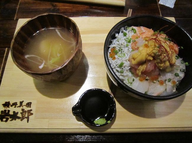 小女子半分、ヒラメ半分をベースにした全部のせ欲張り前浜丼！　店長ありがとう♪<br />その日の朝に水揚げされた朝イカ(本日はタコ)、甘海老、秋あじ、ウニが上にのってます。<br />これぞ岩太郎商店といったメニューだどぉ〜〜\(^o^)／