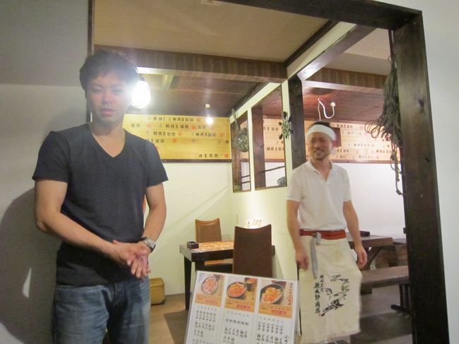 そうこうしているうちに、わぁおぉぉ〜〜〜♪　　私たちにとってはアイドル並み(笑)<br />ひと呼んで★積丹美国ビ−チボーイズ★　オーナーの『しゅうや』さんと、店長の『たけし』さんが、私たちのお席まで。。。<br />わざわざ札幌へ行く前にオーナーは去年の私たちを覚えていてくれ、お店によってご挨拶しに？来てくれた♪<br />嬉しいよ〜〜(T_T)　そんな心遣いが、おばちゃん３人感動ぉ〜〜(^O^)／