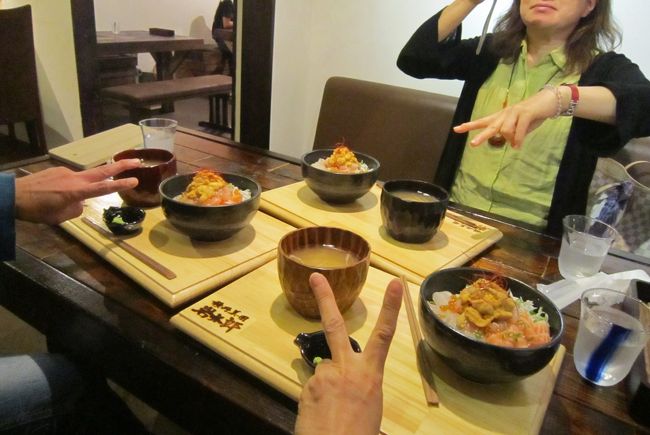 今日は、しゅうやさんに会えないと思っていたので、テンションアップ！<br />イエェ〜イ☆ミニミニオフ会♪　　海鮮前浜丼を目の前にさらにはしゃぎだす(*^^)<br />