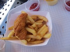 子供達お気に入りの Fried Chicken Tenders & Fries $10。
泳いだ後ではペロリです。

ママ達の分わぁ？　orz